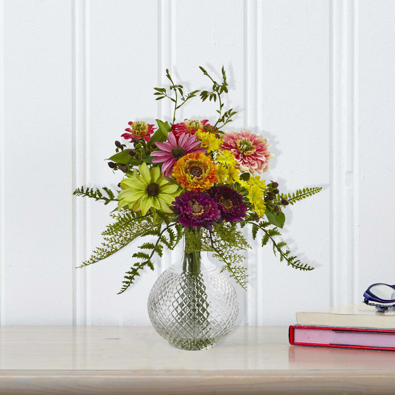 Arrangements floraux mixtes dans un vase
