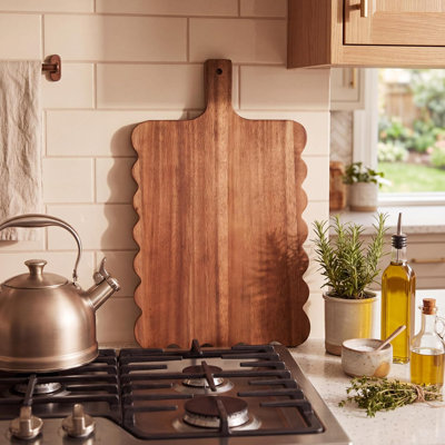 Planche à découper en bois festonnée, plateau de service brun foncé