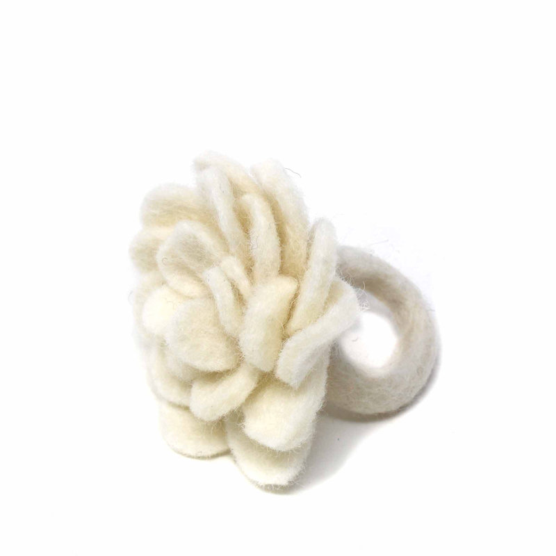 Anneaux de serviette zinnias feutre fait main, Crème