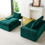 Canapé convertible en velours Turtle avec méridienne à gauche et banquette double, modulable et transformable en L ou en canapé droit pour s'adapter à différents espaces. Position assise face à la méridienne, idéale pour regarder la télévision.