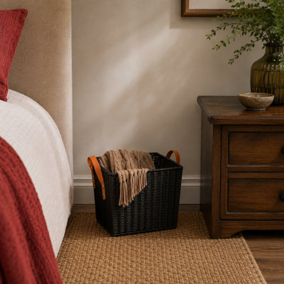 Panier de rangement décoratif et fonctionnel en rotin tissé à la main noir Cole avec poignées en cuir brun