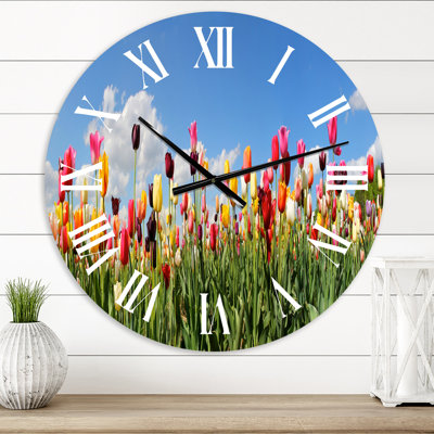 Champ de tulipes sur un ciel bleu - horloge murale traditionnelle