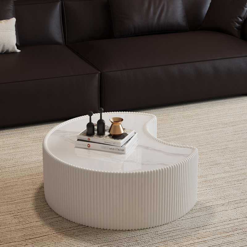 Table moderne avec pierre frittée, motif gris unique, rangement ouvert, aucune table basse élégante en cuir irrégulière, plateau en pierre, polyvalente dans différents espaces de vie