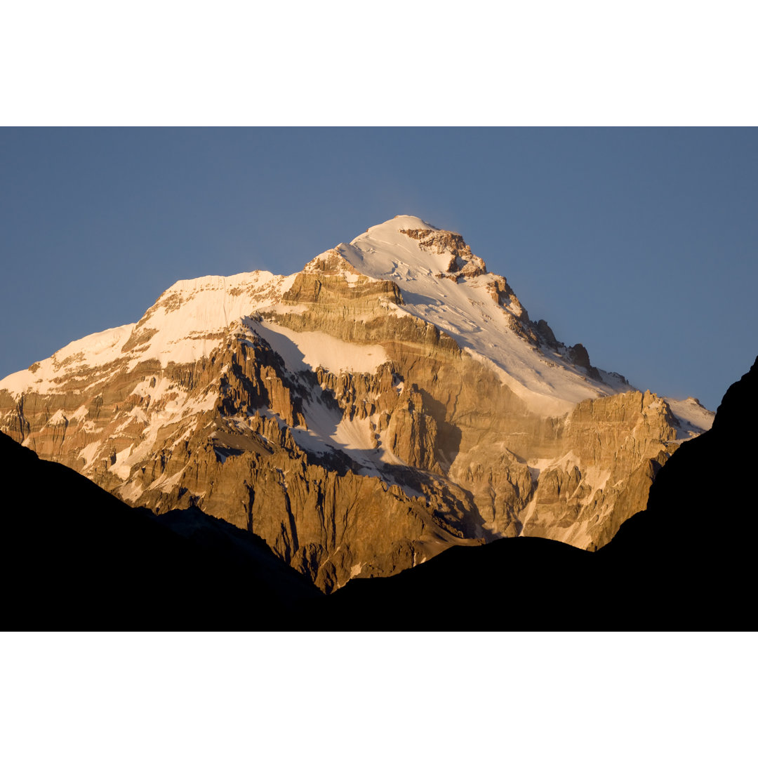 Aconcagua im warmen Morgenlicht von Diamirstudio - Leinwandbild