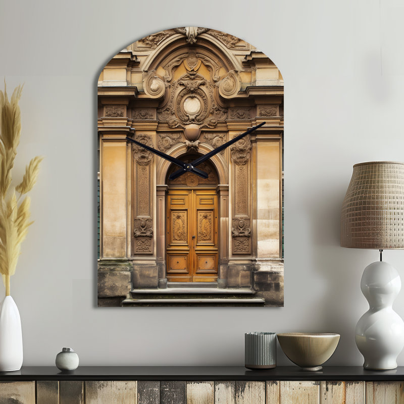 Vieille porte en bois avec sculptures à Paris, France V - horloges asymétriques en métal de Paris, horloge murale en arche brune