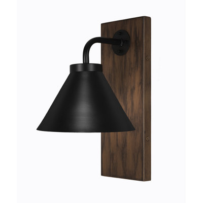 Applique murale Oxbridge montrée en noir mat et finition en métal d'aspect bois vieilli peint avec abat-jour conique en métal noir mat de 7 po