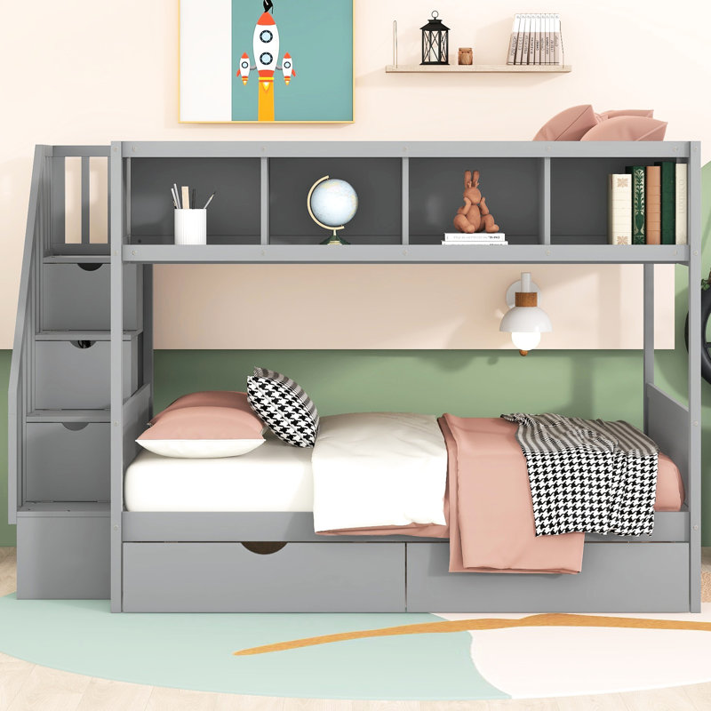 Lit superposé simple au-dessus d'un lit double gris avec tablettes et 2 tiroirs, escalier de rangement. Créez des tablettes et des tiroirs intérieurs de chambre à coucher élégants - Maximisez la fonctionnalité
