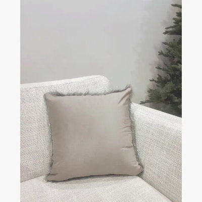 Housse de coussin en fausse fourrure grise avec fil métallique argenté