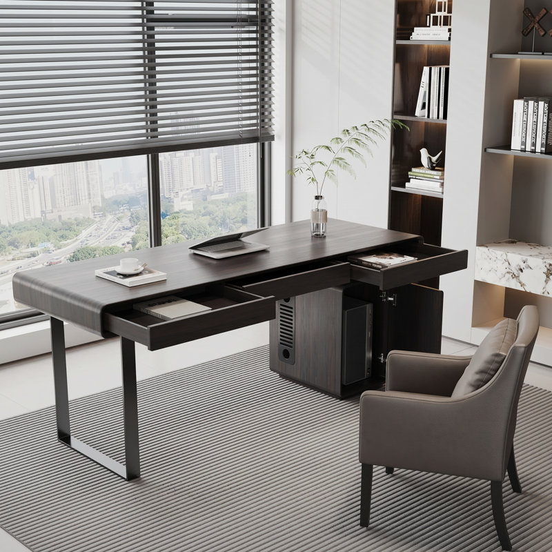 Bureau de direction asymétrique moderne de 160 cm avec compartiment pour tour d'ordinateur, 3 tiroirs et chargeur sans fil, structure en acier au carbone et plateau en bois fumé.