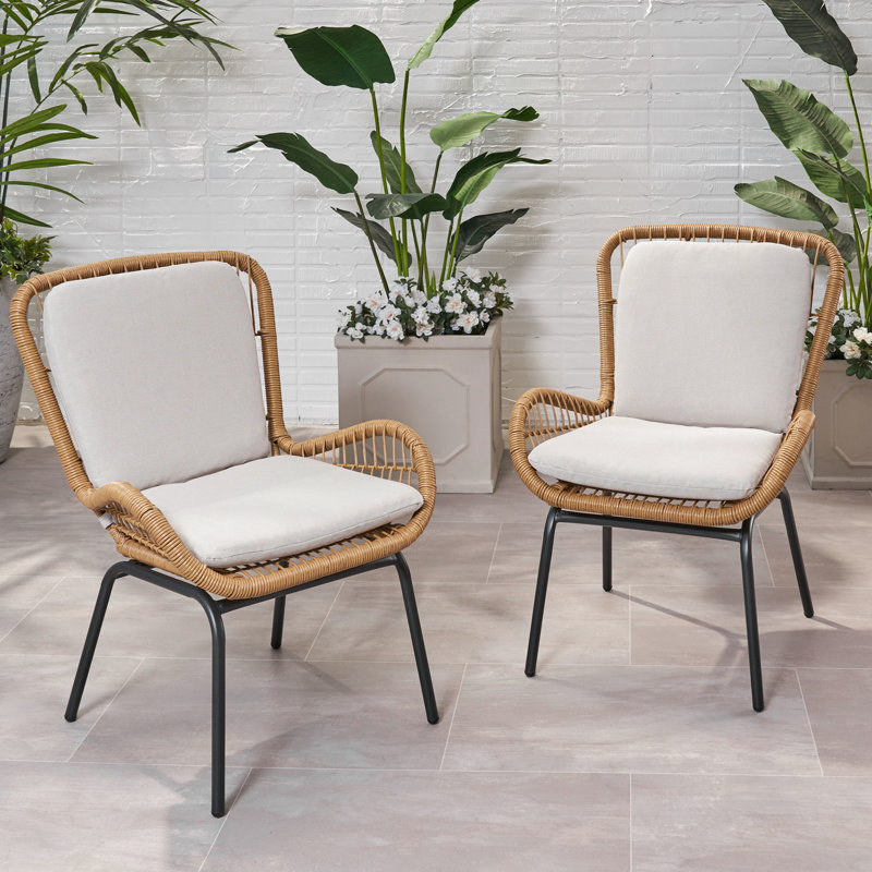 Fauteuils bruns près de la piscine - Tabourets élégants et chaises compacts pour les repas