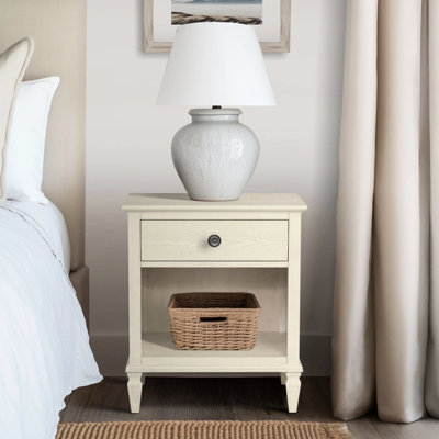 Crème antique, conception d'inspiration française, table de chevet, rangement ouvert, 1 tiroir, tablette, finition naturelle, détails en brosse métallique, tiroirs pleine extension, assemblage des pieds, placage de bois, contreplaqué, pieds solides