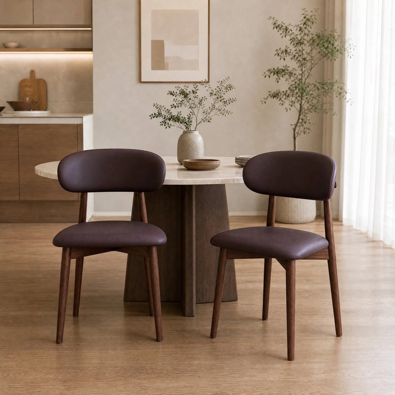 Chaise de salle à manger rembourrée de couleur cognac, dossier incurvé, structure en hévéa massif et accoudoirs en bois