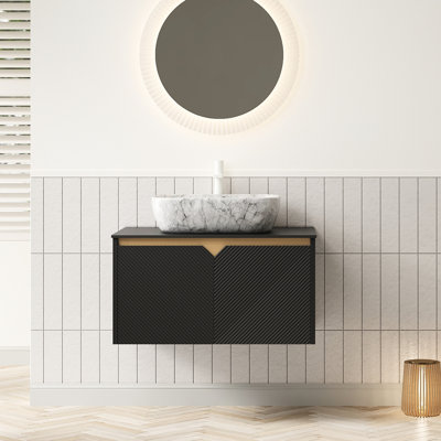 Meuble-lavabo de 30 po, armoire murale en contreplaqué flottant, comptoir en pierre frittée noire, lavabo en céramique à motif marbré, portes d'armoire à fermeture en douceur avec garniture en sergé et décorations en métal