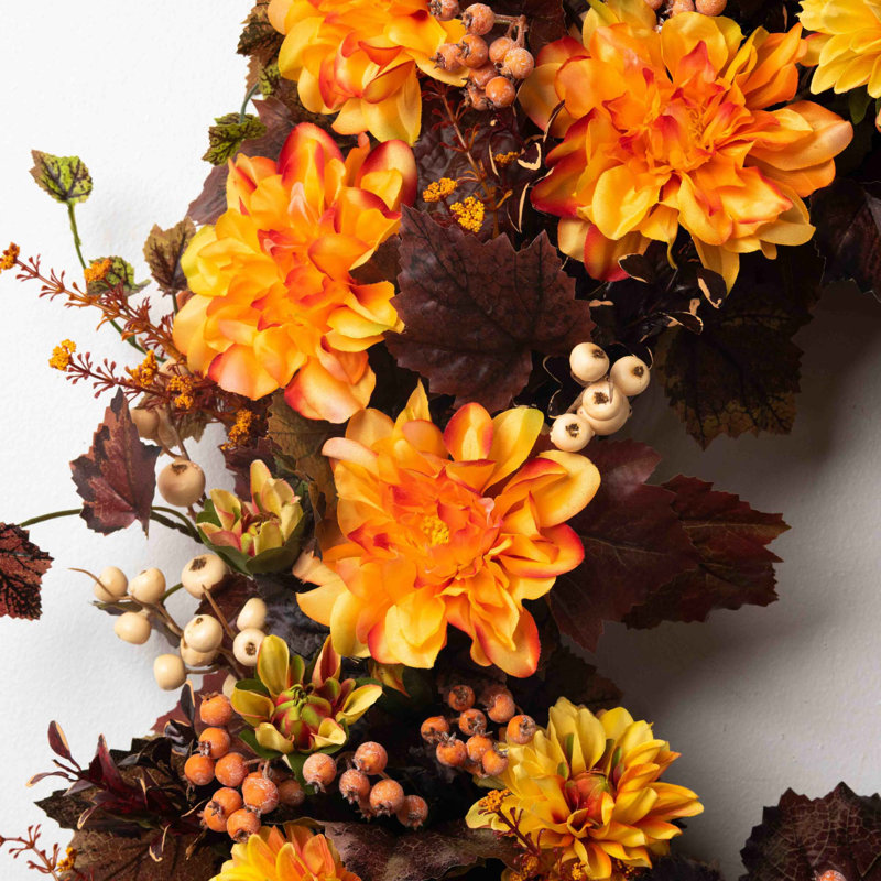 Couronne de soie BlazingDahlia, citrouille, gourde avec feuilles bourgogne et baies, H 30 po x l 30 po x P 6 po