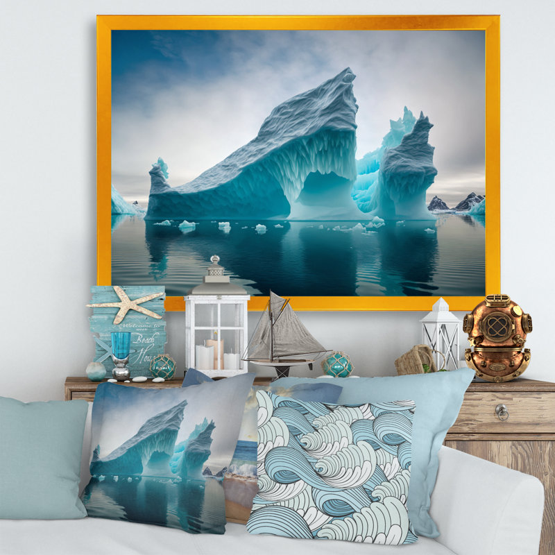 «Northberg Blue and White Iceberg V», reproduction sur toile, H 30 po x l 40 po x P 1,5 po, Encadrement doré