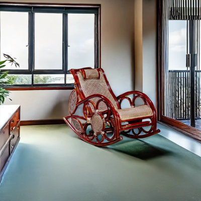 Chaise berçante élégante en rotin