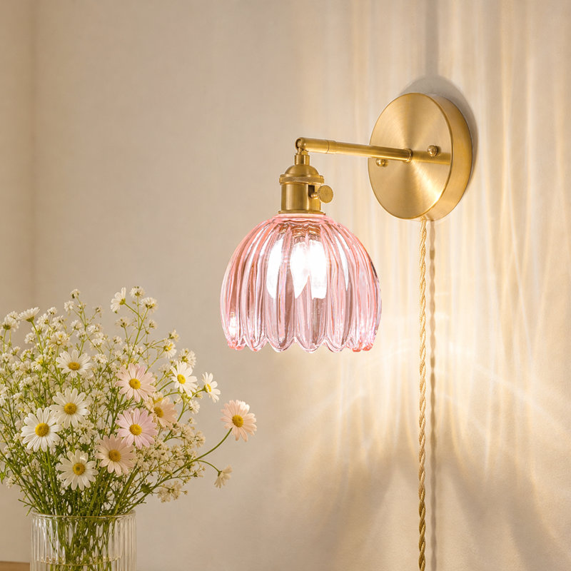 Applique murale en fer avec abat-jour en verre rose en forme de pétale