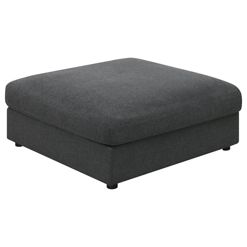 Carré gris anthracite revêtu d'un coussin de soutien pour se détendre à la maison