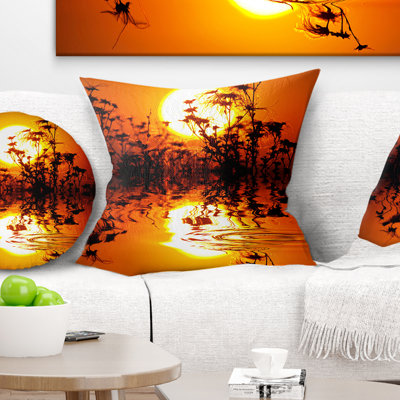 Coussin avec silhouette de fleurs au coucher du soleil