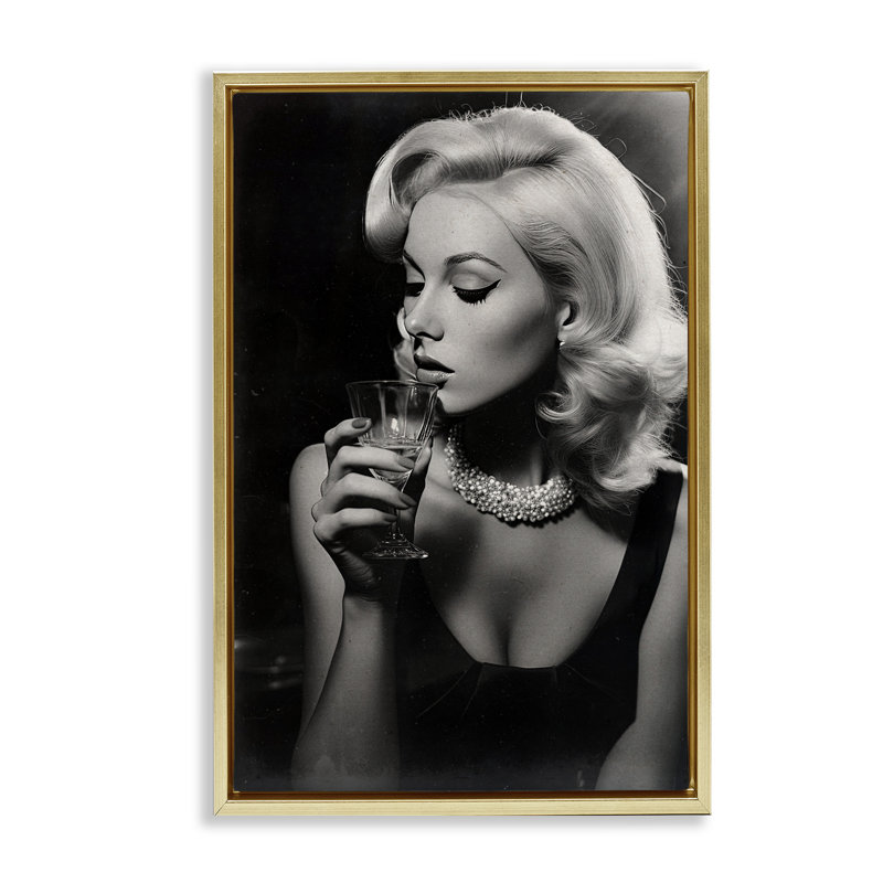 Cadre flottant Classic Woman & Martini, design par Decent Exposures, H 25 po x l 17 po, Cadre flottant métallique doré