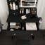 Bureau de coiffeuse avec tiroirs et tablettes de rangement, coiffeuse avec support pour sèche-cheveux et prise de courant, une coiffeuse-414532827