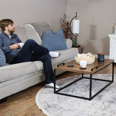 Table basse de style industriel avec plateau de service amovible