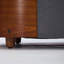 Lit pour chien surélevé de style scandinave avec pattes en bois massif et dossier en bois courbé noyer, velours-123027833-123027822