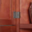 Armoire 4 coins avec 8 portes et 8 tablettes fonctionnelles pour un usage domestique