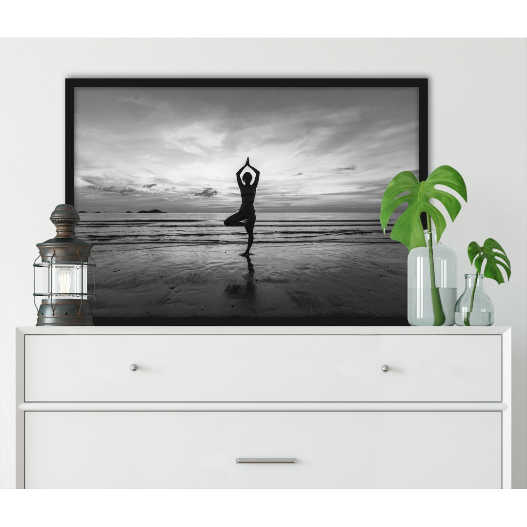 Yoga Am Strand Kunst B&W - Poster Im Rahmen (y12477)