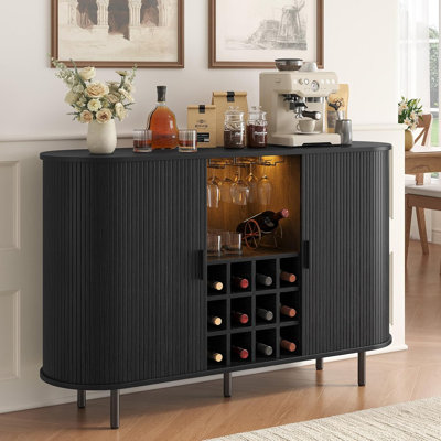 Meuble-bar à vin cannelé de 140 cm avec éclairage DEL, noir, meuble bar à café, meuble à spiritueux, avec porte-verres et casiers à bouteilles, poste de recharge, pour bar à domicile, salon