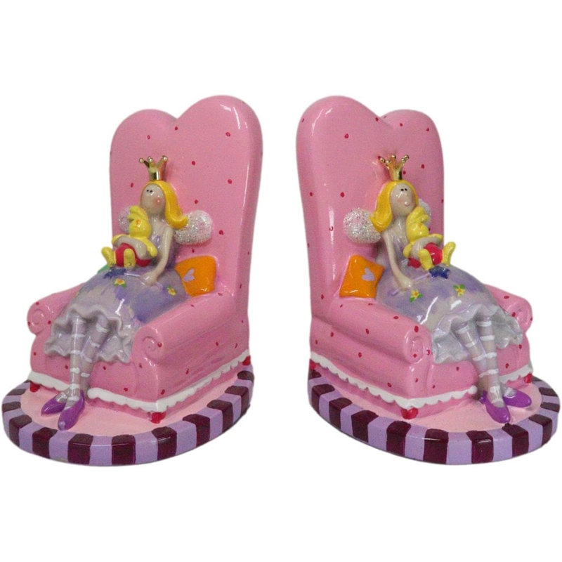 Fée reine rose fantaisiste assise sur un canapé géant tirelire tirelire
