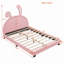 Lit plateforme tapissier en cuir avec ornement en forme de lapin
