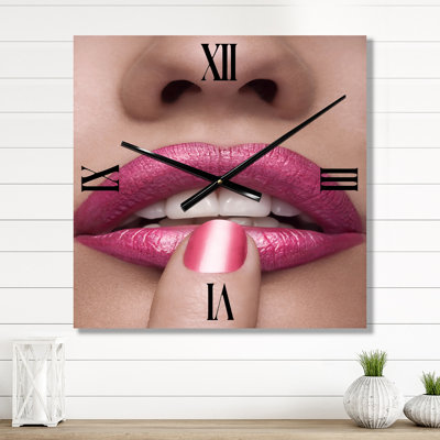 Horloge murale femme avec un doigt sur la bouche