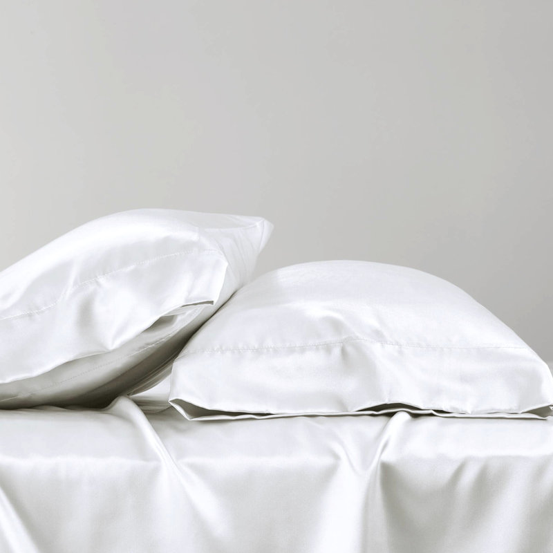 Drap-housse simple en satin de luxe blanc 4 pièces - surface froissée, soyeuse et douce, convient aux matelas de 16 po, comprend 1 drap plat, taies d'oreiller ajustées, frisottis apprivoisé pour la douceur des cheveux