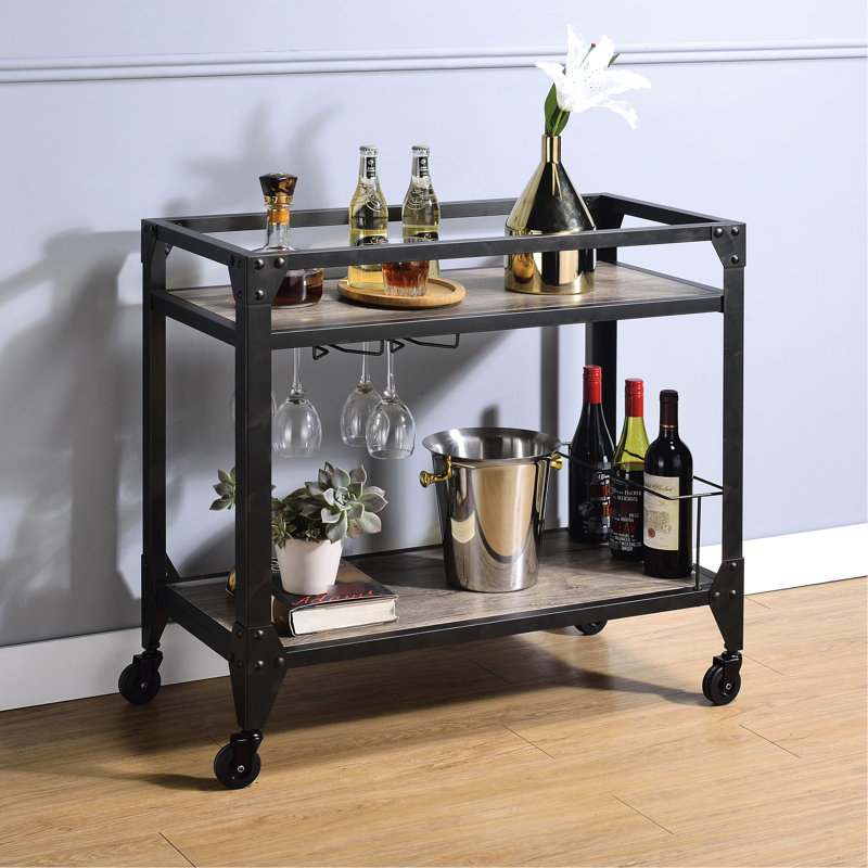 Chariot de cuisine de style industriel avec deux tablettes, un rangement pour le vin et un support de verres à pied de qualité rustique et polyvalent