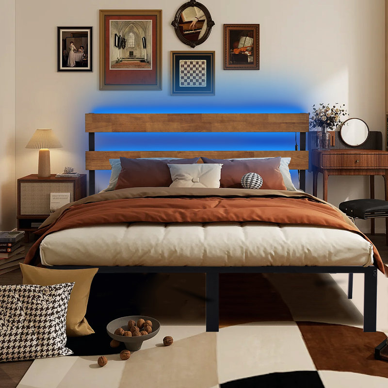 Cadre de grand lit Kaleeyah avec lumières RVB et plaque de métal avec tête de lit en pin