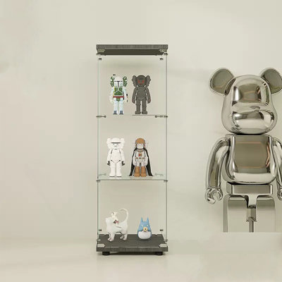 Vitrine à une porte avec trois tablettes réglables pour une élégante vitrine de maison ou de bureau.