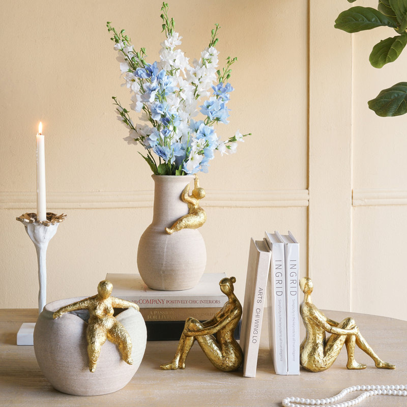 Vase décoratif 6,9 x 6,9 x 11,4 "avec figurine dorée abstraite