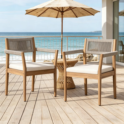 Ensemble de 2 chaises de salle à manger en bois d'acacia tressé avec corde beige, coussins crème, accoudoirs et durabilité toutes saisons pour le patio, le jardin et la piscine.