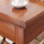 Bureau rectangulaire en bois massif brun noisette avec 2 tiroirs-624100725