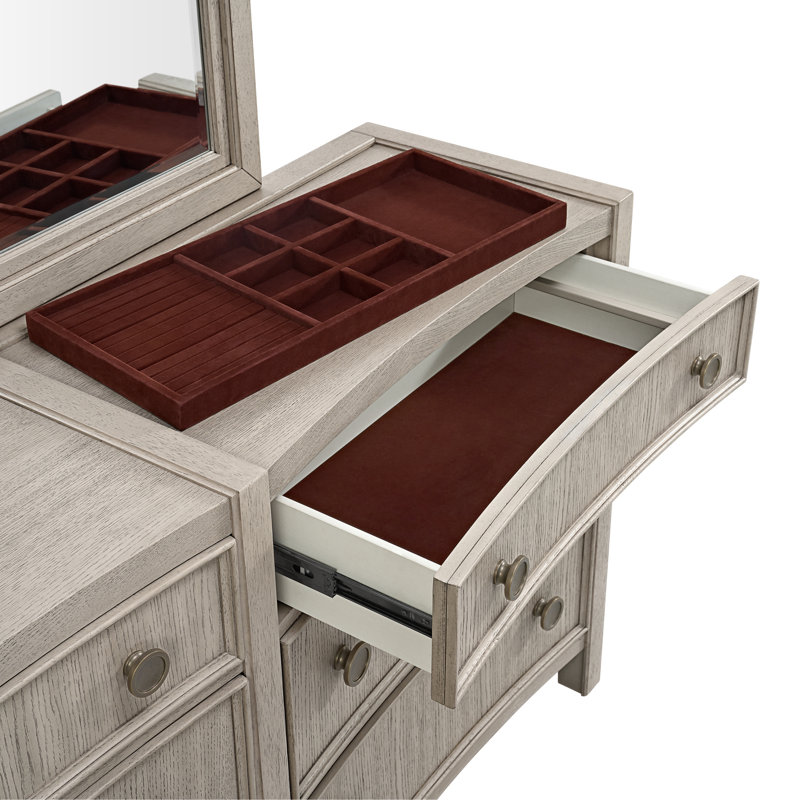 Commode beige à 5 tiroirs avec tiroirs supérieurs doublés de feutre et tiroirs inférieurs doublés de cèdre