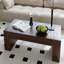 Table basse en bois de style nordique.