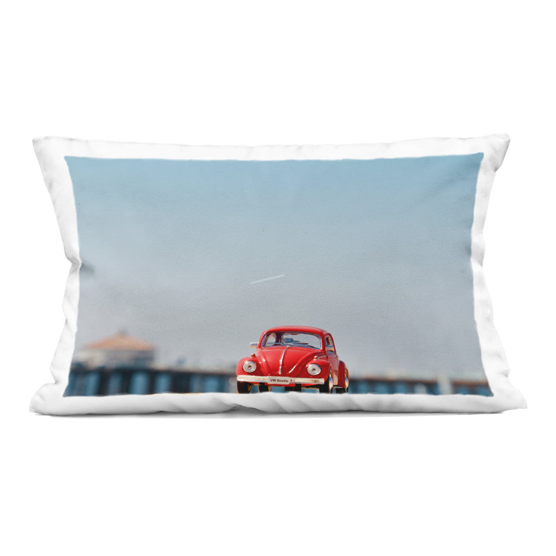 Coussin décoratif imprimé de voiture rouge rétro par Ashley Singleton, Rouge / Bleu, Rectangulaire H 20 po x l 14 po