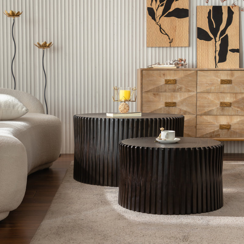 Ensemble de tables basses vintage cylindriques emboîtables avec texture gaufrée verticale, finition brun foncé pour le salon ou le bureau.