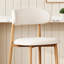 Cet ensemble de tabourets de bar modernes beige est doté d'une structure en métal avec des coussins, ce qui le rend idéal pour les îlots de cuisine et les salles à manger.