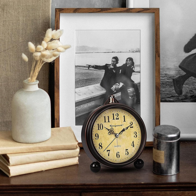 Réveille-matin analogique rétro, petite horloge de bureau silencieuse de 5,25 pouces avec veilleuse, à piles pour la table, la chambre à coucher, le chevet, le salon, la décoration de chambre (classique)