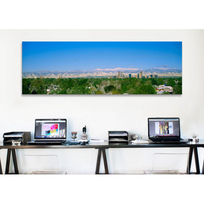 «Buildings in a City with a Mountain Range Denver, Colorado», reproduction de photo sur toile