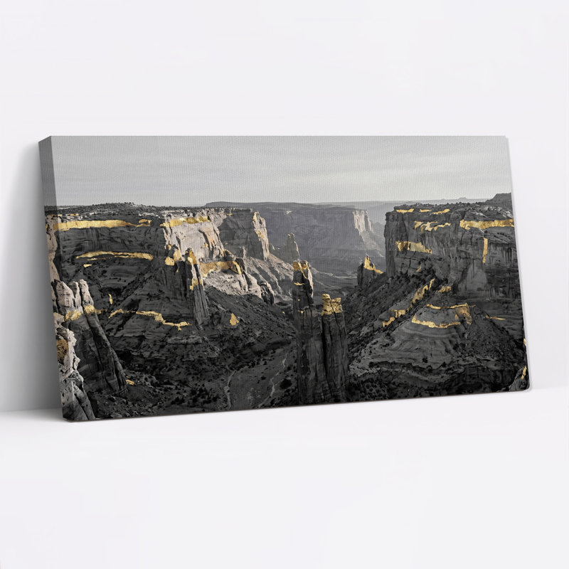 Tableau sur toile représentant un paysage de canyon monochrome aux accents dorés, 58“W x 28”H