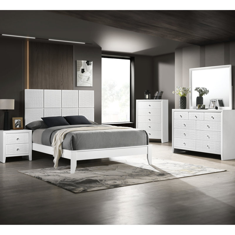 Grand lit, conception contemporaine, panneaux avant texturés, tête de lit à panneaux géométriques, finition blanche, cadre de lit en bois, style de chambre à coucher