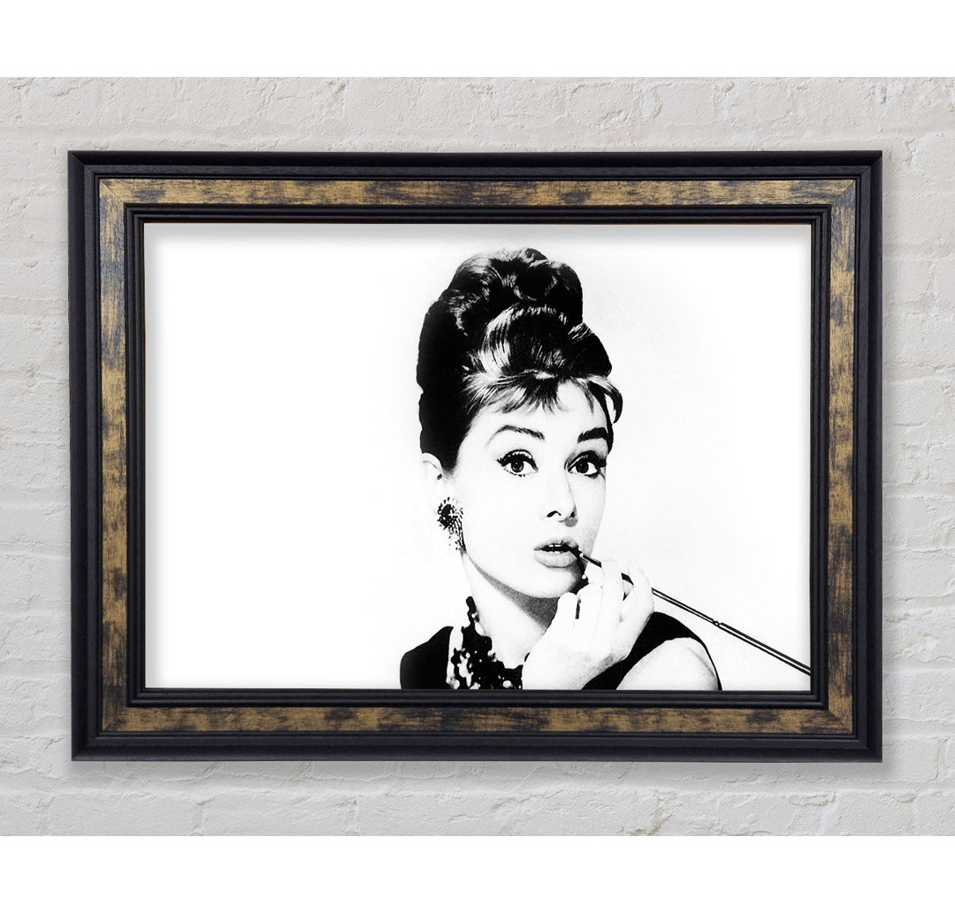 Audrey Hepburn Zigaretten-Pose Weiß - Bilderrahmen Kunstdrucke